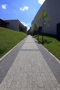 Obrzeze chodnikowe szary gladki Prostokat szary grafitowy plukany 1